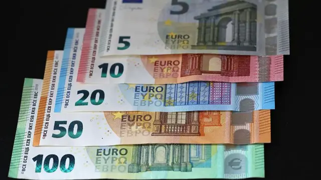 Cinq billets d'euro