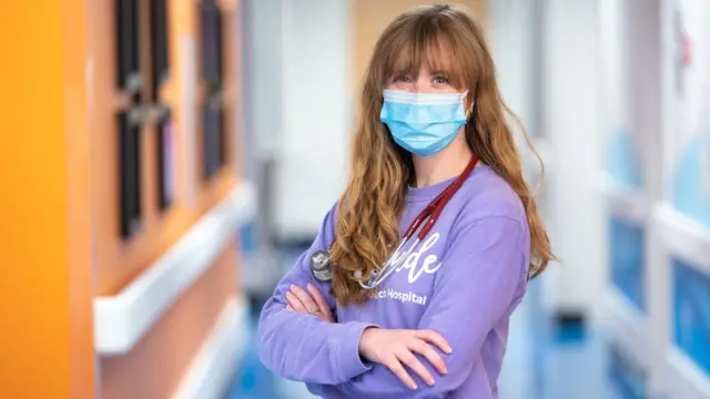 ሄይሌይ ኣርሴኖ፡ ኣብቲ ትሕከመሉ ዝነበረት ሆስፒታል ክኢላ ጥዕና ህጻናት ኮይና ትሰርሕ