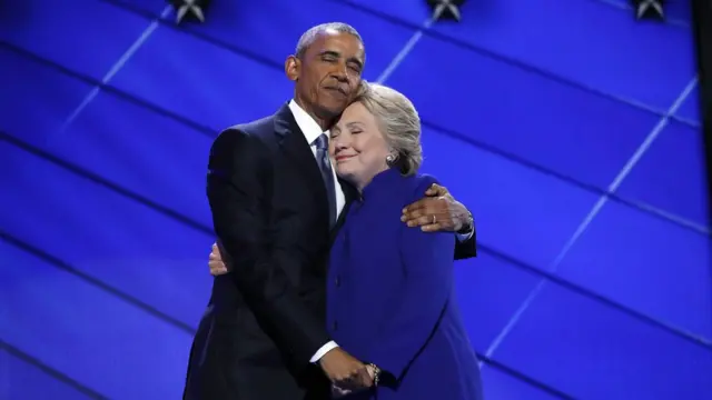 Hillary abraça Obama durante convenção dos democratas na Filadélfiavbet freebetjulhovbet freebet2016.