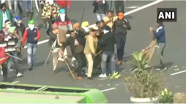 పోలీసులపై నిరసనకారుల దాడి