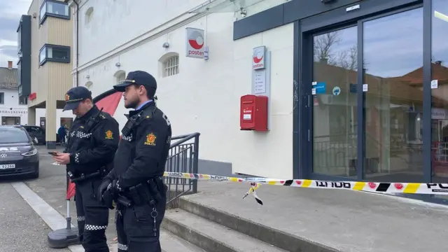 Policiя okolo supermarketa