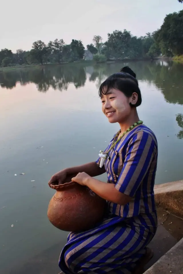 ရေပုတ်ကြီးရွာသူ မပြုံးပြုံးရီ