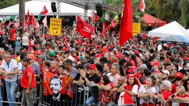 В ожидании Лулы у тюрьмы в городе Куритиба на юге Бразилии