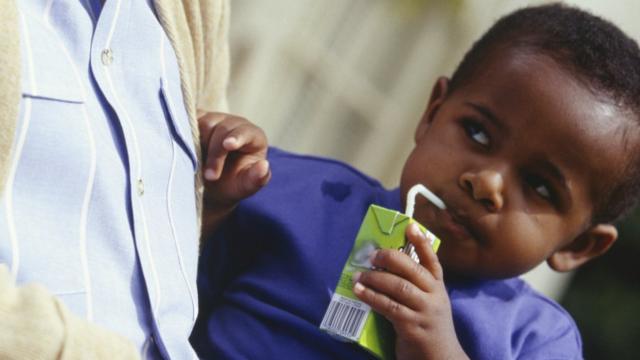 Garotinho tomando sucoblaze com jogarcaixinha