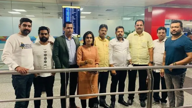 राष्ट्रवादी काँग्रेसचे आमदार अनिल पाटील (उजवीकडून तिसरे, पिवळ्या शर्टात) आणि दौलत दरोडा (उजवीकडून पाचवे)