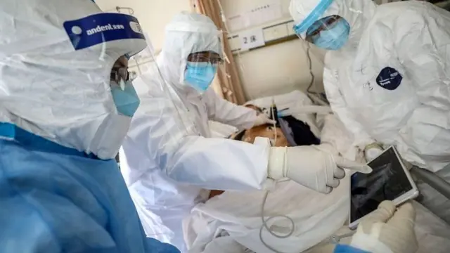 દર્દીની સેવા કરતાં તબીબ