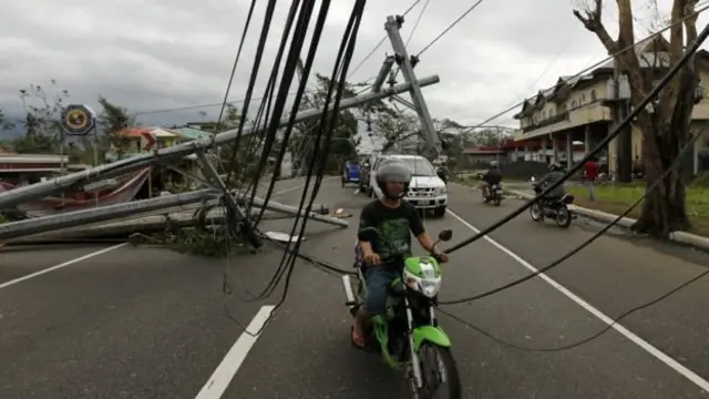 تسبب الاعصار في قطع اسلاك الكهرباء وسقوط الاشجار