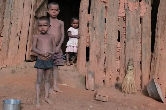 राशन के लिए 30 किलोमीटर पैदल चलना मजबूरी