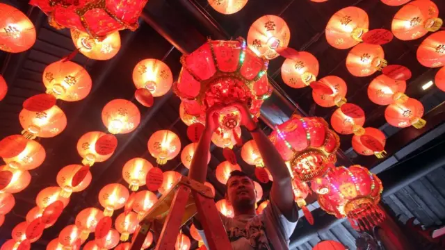 engurus vihara memasang lampion di Vihara Dhanagun Bogo