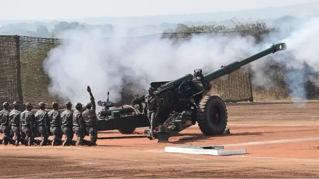 બોફોર્સ તોપ સાથે સેનાના જવાનો