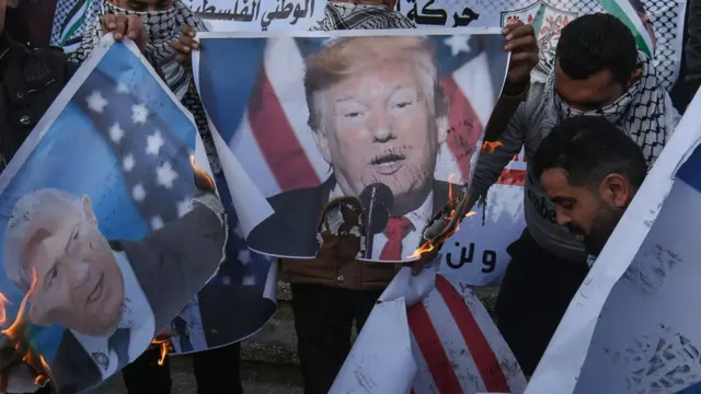 متظاهرون يحرقون صور ترامب ونتنياهو