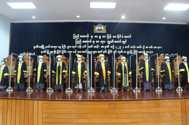 ပြည်ထောင်စုတရားလွှတ်တော်ချုပ် ရဲ့ ကျမ်းသစ္စာပြုအခမ်းအနားတစ်ခု