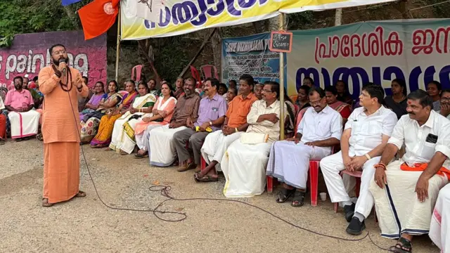 बंदरगाह के समर्थन में जुटे लोगों को संबोधित करते हुए हिंदू संगठन के नेता