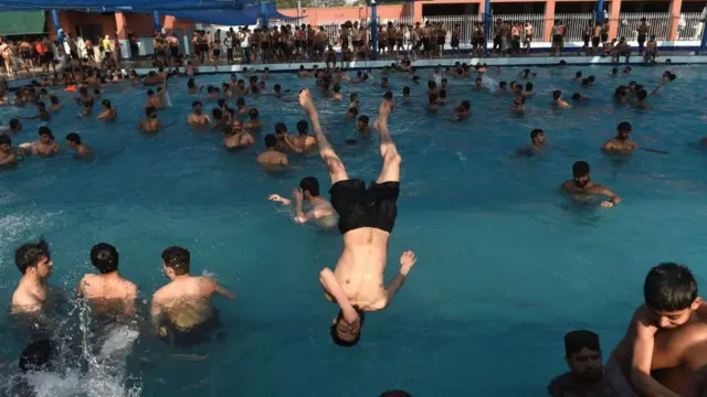 Kolam renang di Pakistan.