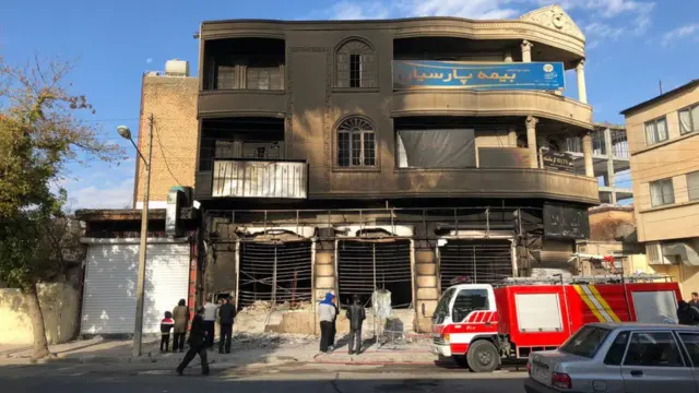 در بسیاری از شهرها اعتراض به خشونت کشیده و ساختمان بانکهای یا ادارات آسیب دیده است