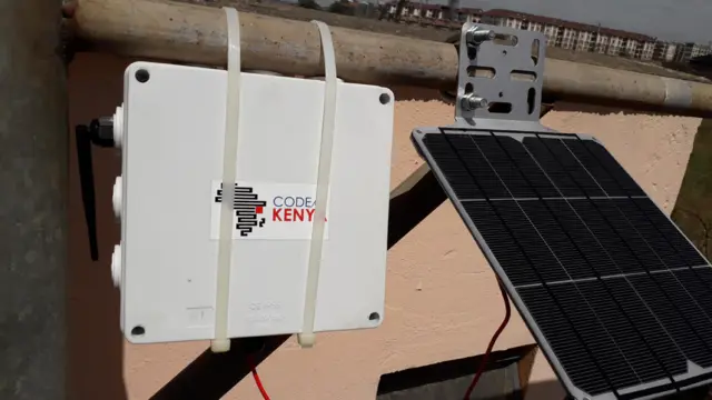 Monitor de calidad del aire colgado de una barra de madera