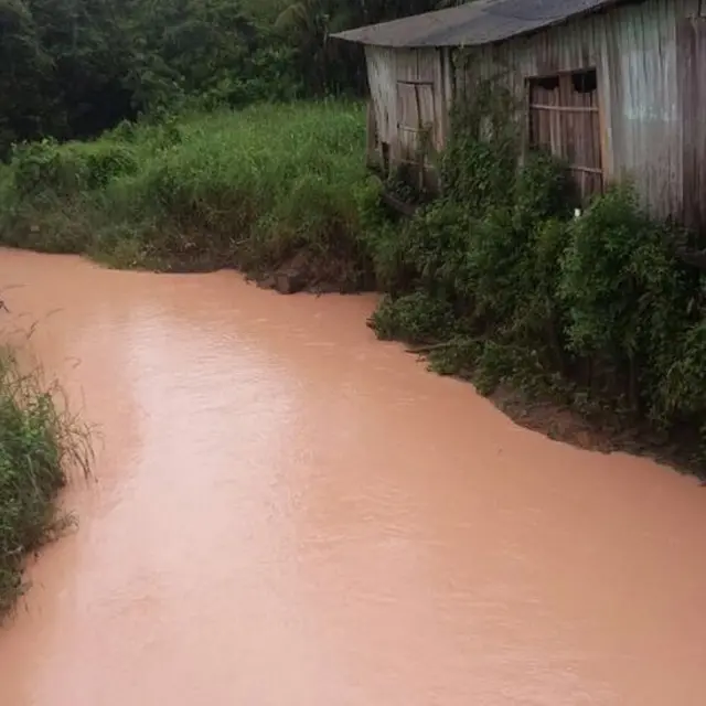 Igarapé do Dendê coberto por lama