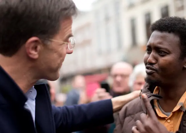 Mark Rutte seçimden 4 gün önce Breda kentinde Somalili bir göçmenle konuşurken