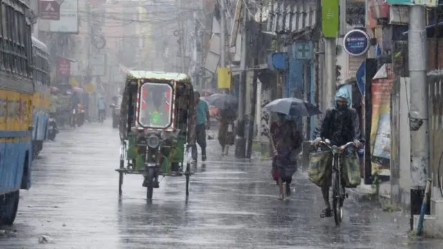 কলকাতায় প্রবল বর্ষণের মধ্যে মানুষজনকে চলাফেরা করতে হচ্ছে।