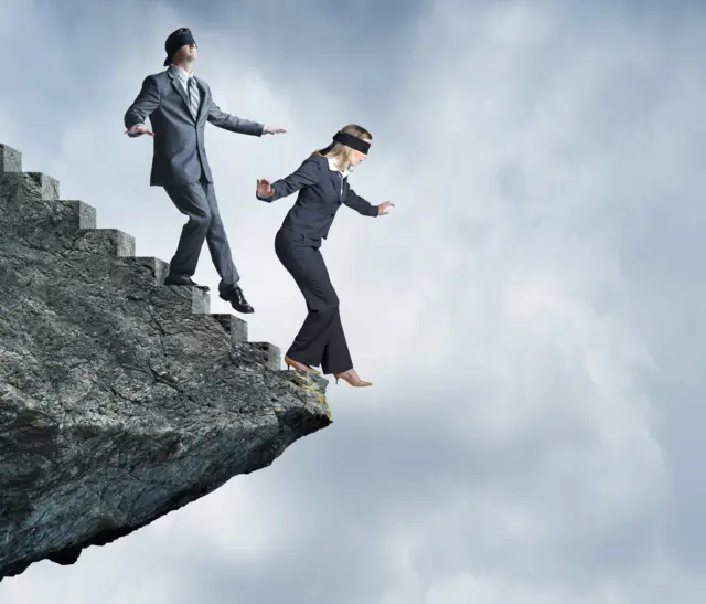 Dos personas al borde de un precipicio