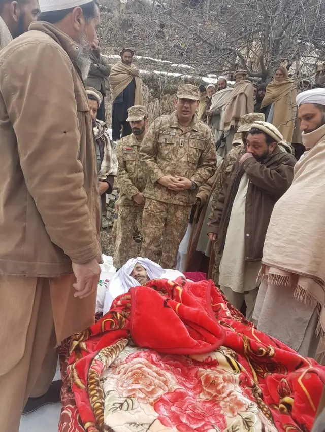 బాధితుడి కుటుంబంతో కల్నల్ ఫైజల్ ఖురేషి