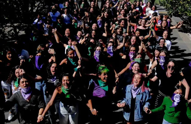 طالبات يؤدين رقصة على الأغنية الشهيرة للفرقة التشيلية (المغتصب، أنت)