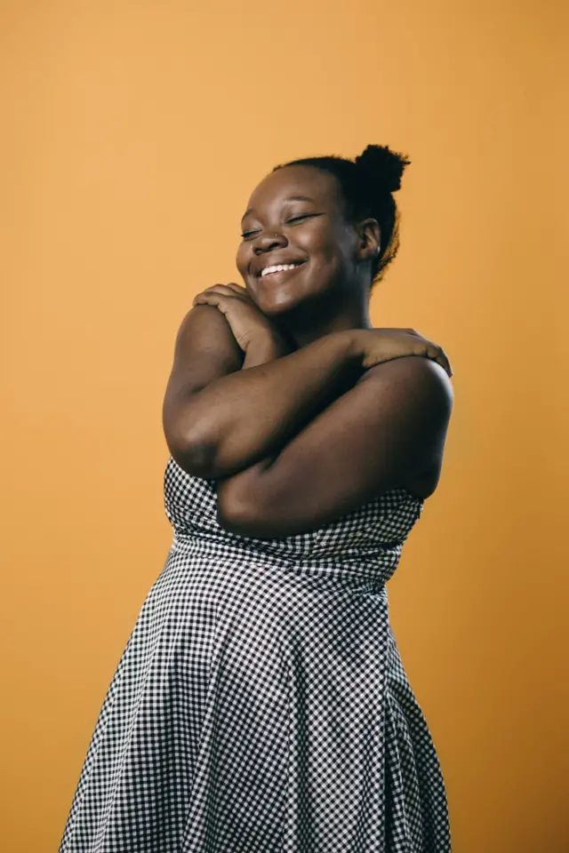 Una joven abrazándose