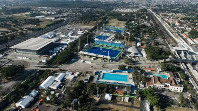 A imagem mostra o Centro OlímpicoHóquei, a Arena da Juventude e o Centro AquáticoDeodoro,