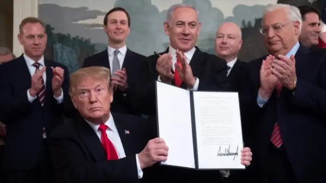 Benjamin Netanyahu e Donald Trump. que mostra assinatura do reconhecimento das Colinasdpsports apostasGolã como territóriodpsports apostasIsrael