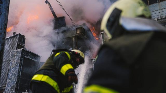 Спасатель во время тушения пожара на киевской ТЭЦ