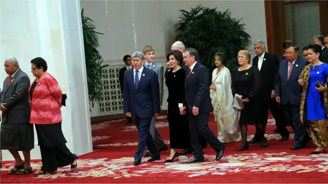 Кытайда өткөн “Бир алкак – бир жол” эл аралык форумуна көз салып турган байкоочулар Өзбекстанды мисал келтирип, Кыргызстанда бул жагынан алгылыктуу жылыштар болбой жатканына көңүл бурушууда