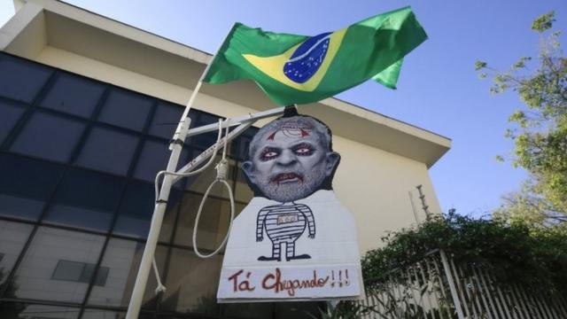 Caricatura de Luis Inácio Lula da Silva colgada frente al Instituto Lula, en Sao Paulo.