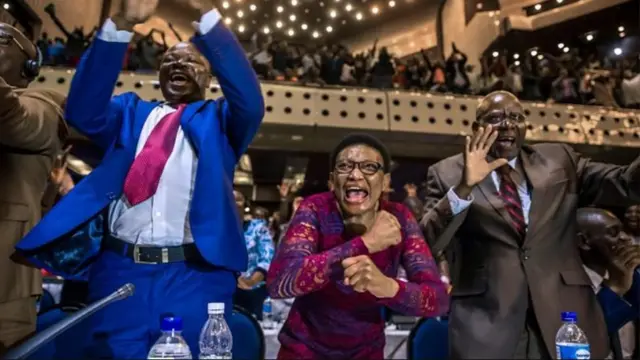 রবার্ট মুগাবের পদত্যাগের ঘোষণার পর উল্লাস শুরু হয় পার্লামেন্টেও