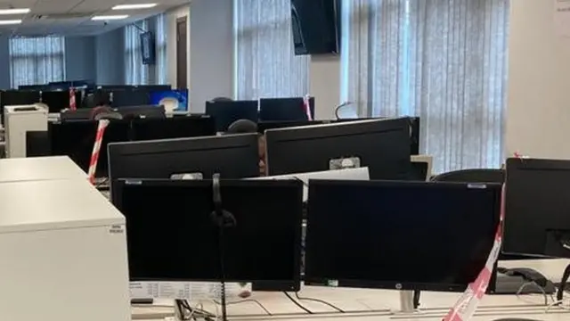 Inta badan xafiiska ayaa cidlo ah, dad yar ayaana u taga shaqada