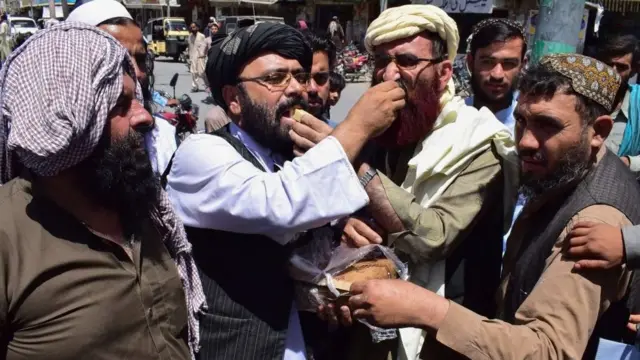 د پاکستان مذهبي ګوندونو ځینې غړي د طالبانو له پرمختګونو وروسته خواږه ویشي