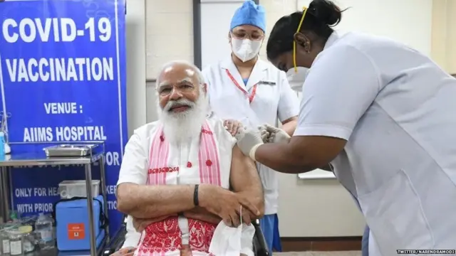 ஊசி போட்டுக்கொள்ளும் மோதி