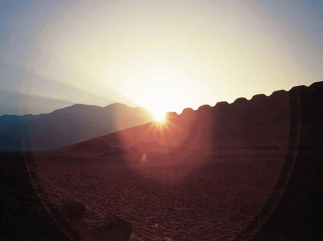 ดวงอาทิตย์ขึ้นในตำแหน่งของวันครีษมายัน (summer solstice)