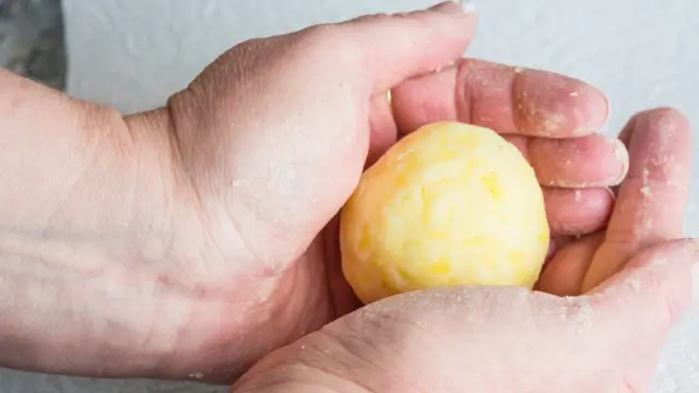 Шарик из теста