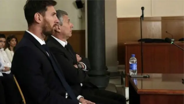 لیونل مسی در جریان برگزاری دادگاه رسیدگی به جرایم فرار مالیاتی او و پدرش خورخه مسی