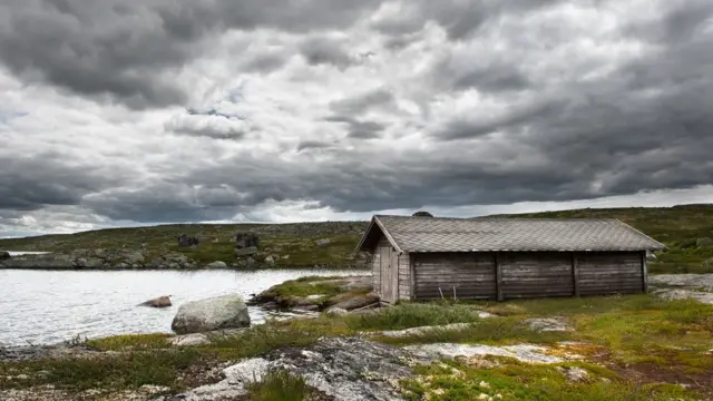 Замерзшее озеро в норвежском национальном парке Хардангервидда, где в 1942 году состоялась знаменитая диверсионная операция в норвежской области Телемарк
