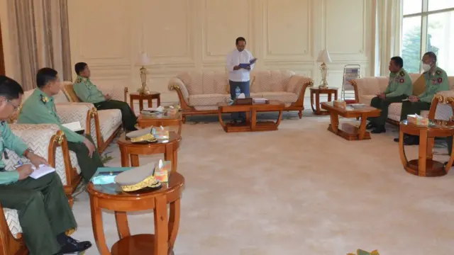 ဖေဖော်ဝါရီလ ၁ ရက်နေ့ သမ္မတဦးမြင့်ဆွေနဲ့ စပ်တပ် ခေါင်းဆောင်တွေကို အာဏာလွှဲနေစဥ်