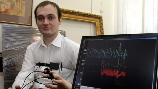 شاب يخوض اختبار كشف الكذب في موسكو عام 2007