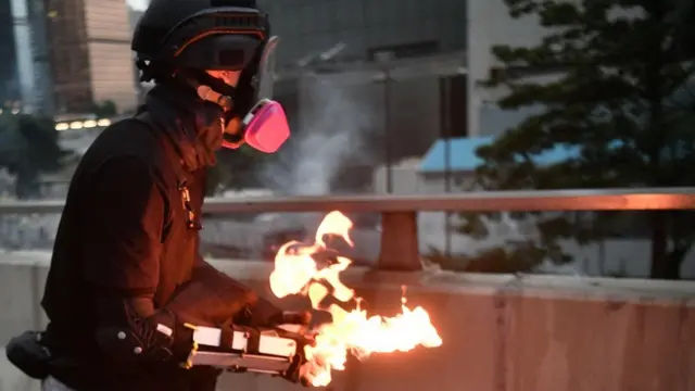 Manifestante con fuego