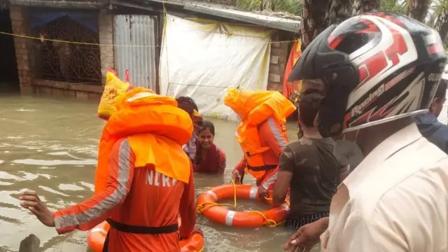 પશ્ચિમ બંગાળમાં બચાવકર્મીઓ એક મહિલાને બચાવતા