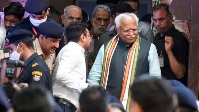 ਮਨੋਹਰ ਲਾਲ ਖੱਟਰ ਨੇ ਪ੍ਰੈੱਸ ਕਾਨਫਰੰਸ ਵਿੱਚ ਆਖਿਆ ਗਿਆ ਸੀ ਕਿ ਹੁਣ ਪੰਜਾਬ ਅਤੇ ਦਿੱਲੀ ਵਿੱਚ ਆਮ ਆਦਮੀ ਪਾਰਟੀ ਦੀ ਸਰਕਾਰ ਹੈ ਅਤੇ ਇਸ ਮੁੱਦੇ ਨੂੰ ਹੱਲ ਕਰਨਾ ਚਾਹੀਦਾ ਹੈ।