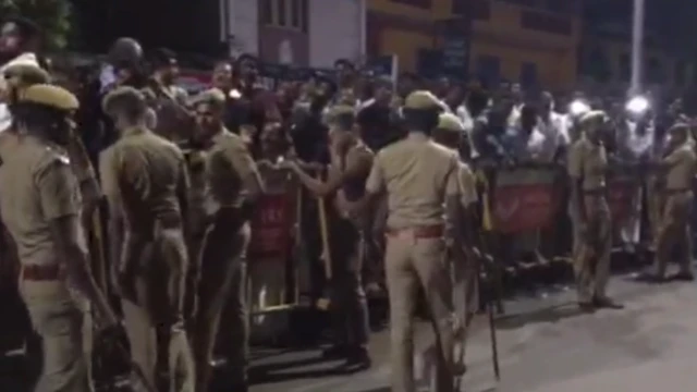 जयललिता के शव को अपोलो अस्पताल से ले जाया गया