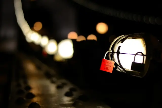 பாலத்தின் மேல் ஒரு பூட்டு