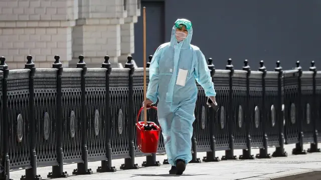 женщина в маске на улице