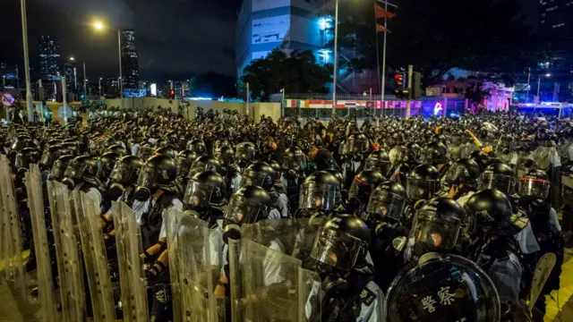 Полиция перед штурмом в ночь на второе июля