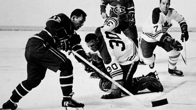 На льду - "Монреаль Канадиенс" и "Торонто Мейпл Лифс". Времена "Большой шестерки"...